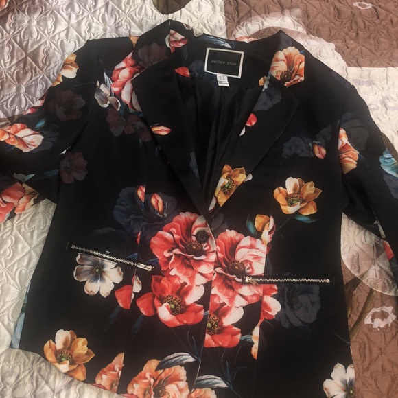 Absolutely gorgeous blazer. Size fit to L. Silk feeling - Picture 9 of 15